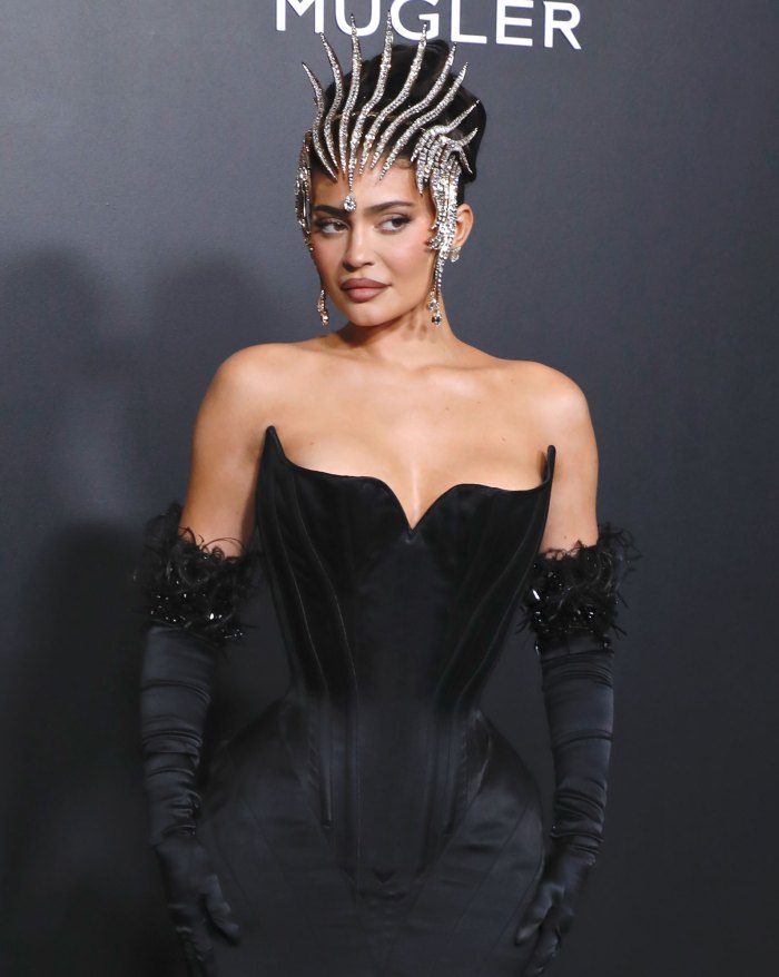 Kylie Jenner se sente 'conectada' à irmã 'favorita' Kim Kardashian após os respectivos rompimentos: ela 'mudou tanto' vestido preto