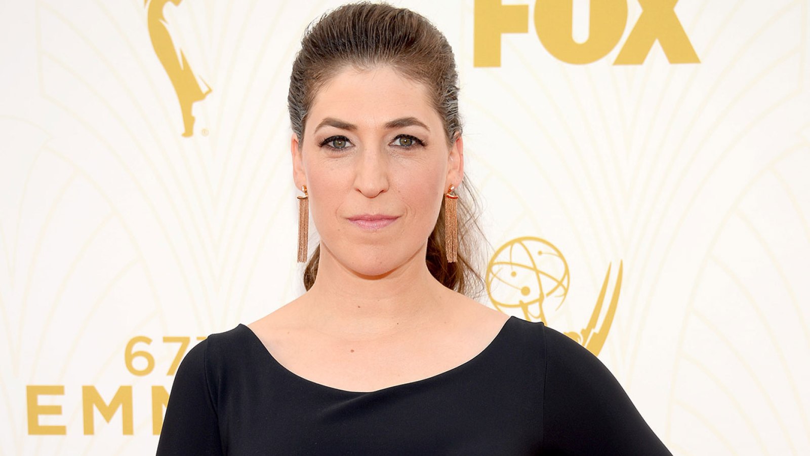 Mayim Bialik Mourns Her Fathers Death I Am Alone in the Singularity of My Loss