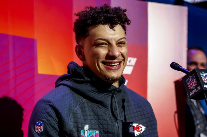 Patrick Mahomes Forgot About Valentine's Day as He Prepares for Super Bowl LVII: 'Don't Tell' Brittany! nfl sweatshirt