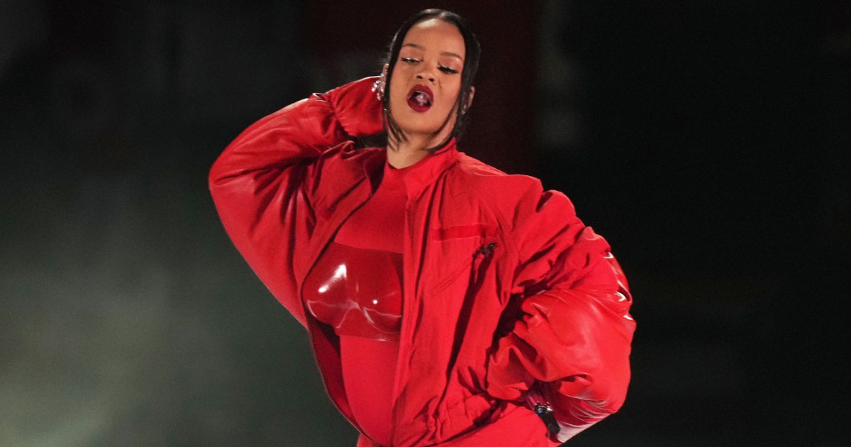 Lift Me Up! Rihanna wraps her legs around boyfriend ASAP Rocky at a music  festival in Barbados
