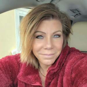'Sister Wives' Star Meri Brown Clarifies Sexuality Amid Rumors She's Dating Women: 'I am Straight' red fleece jacket