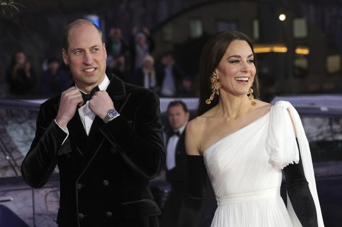 Princesa Kate dá tapinhas de brincadeira na bunda do príncipe William no tapete vermelho do BAFTA