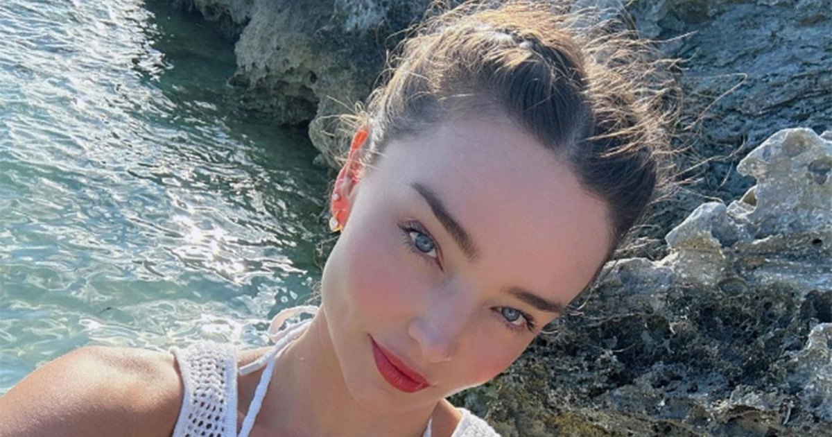 Miranda Kerr Uses This Concealer in Her Summer Makeup Routine Miranda Kerr Uses This Concealer in Her Summer Makeup Routine