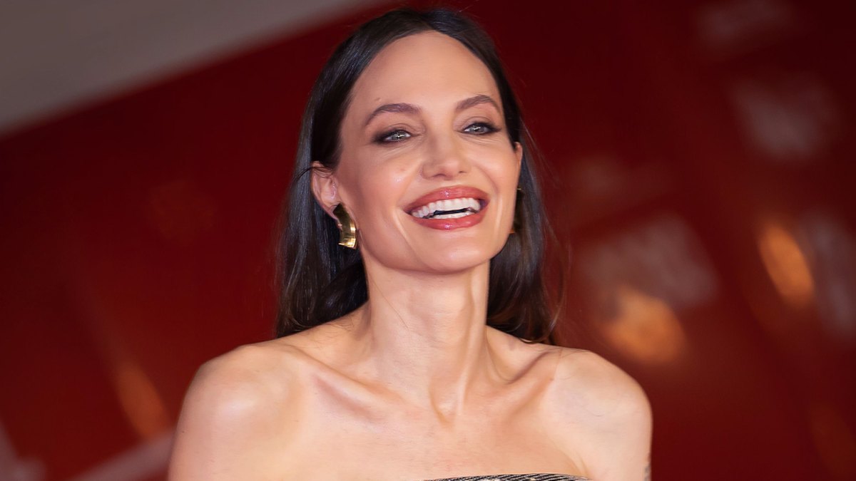 Who made Angelina Jolie's red handbag?  Angelina jolie, Angelina jolie  style, Fashion