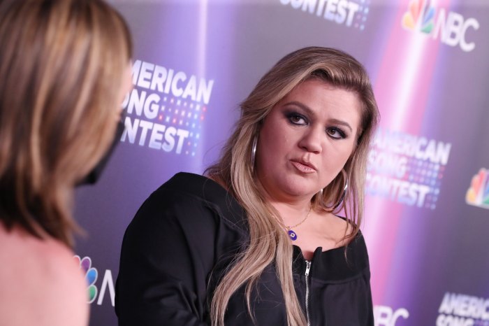 Kelly Clarkson dit qu'elle a été déchirée après son divorce avec Brandon Blackstock : 