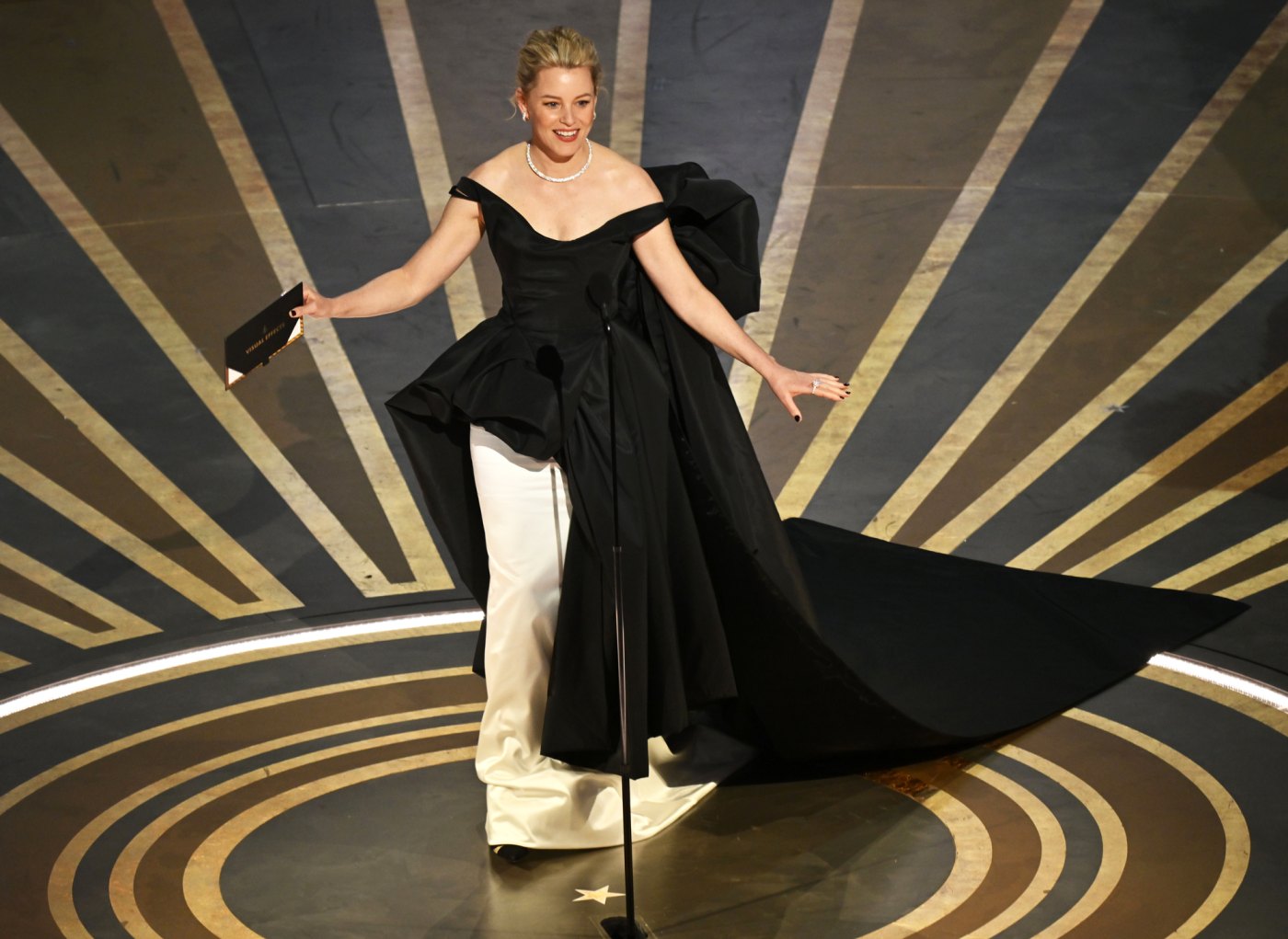 Oscars 2023 Elizabeth Banks Trips While Presenting Award Us Weekly