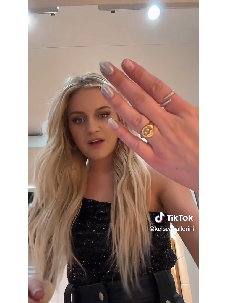 Kelsea Ballerini Stops Concert After Nail 'Popped Off' - 487