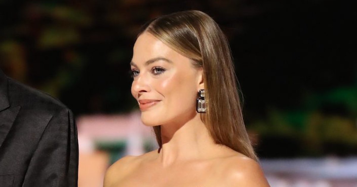 Margot Robbie Wore a Shapeless Valentino Dress on the Red Carpet & Made It  Look Amazing — See Photos