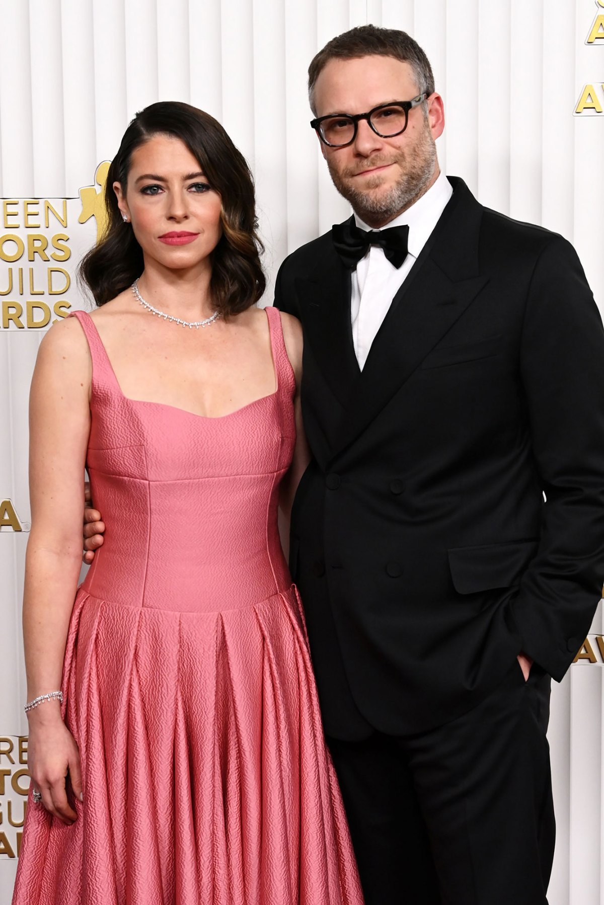 Seth Rogen otwarcie powiedział, że nie ma dzieci z żoną Lauren Miller, która „pomaga mu odnieść sukces” w jego różowej sukni zawodowej