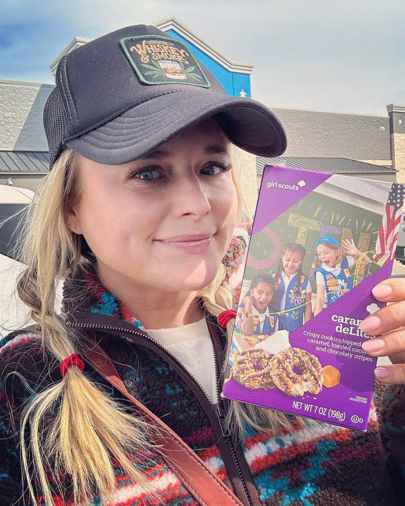 Stars Who Love Girl Scout Cookies- Reese Witherspoon, Jason Momoa and More - Miranda Lambert - 533