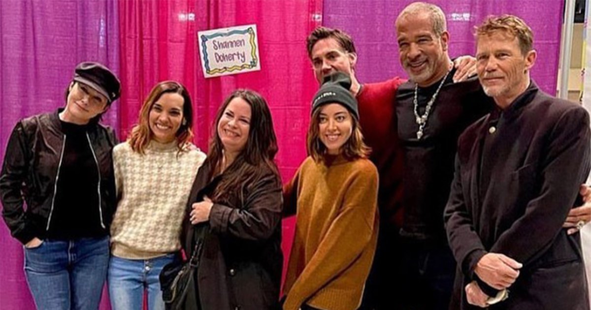No. 1 Fan! Aubrey Plaza Attends 90s Con, Poses With ‘Charmed’ Cast and More