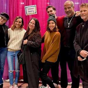 Aubrey Plaza Attends 90s Con, Poses With Charmed Cast and More