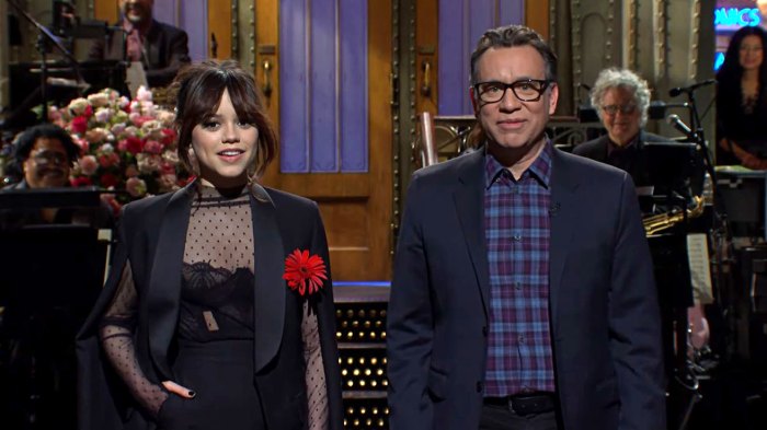 Jenna Ortega refaz 'The Parent Trap' no 'Saturday Night Live' - ao lado de Fred Armisen, de quarta-feira