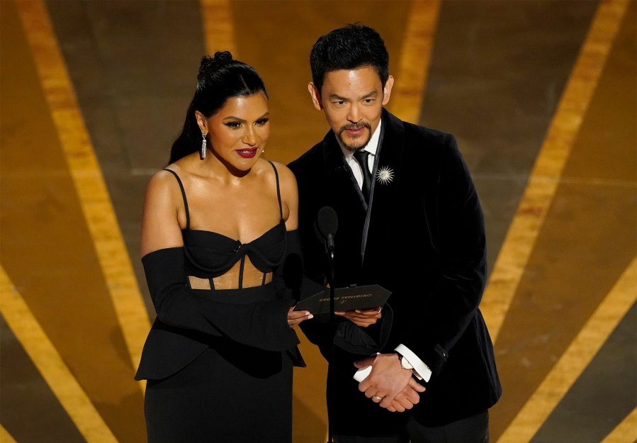 Mindy Kaling Takes a Self-Proclaimed Fashion Risk at the Oscars