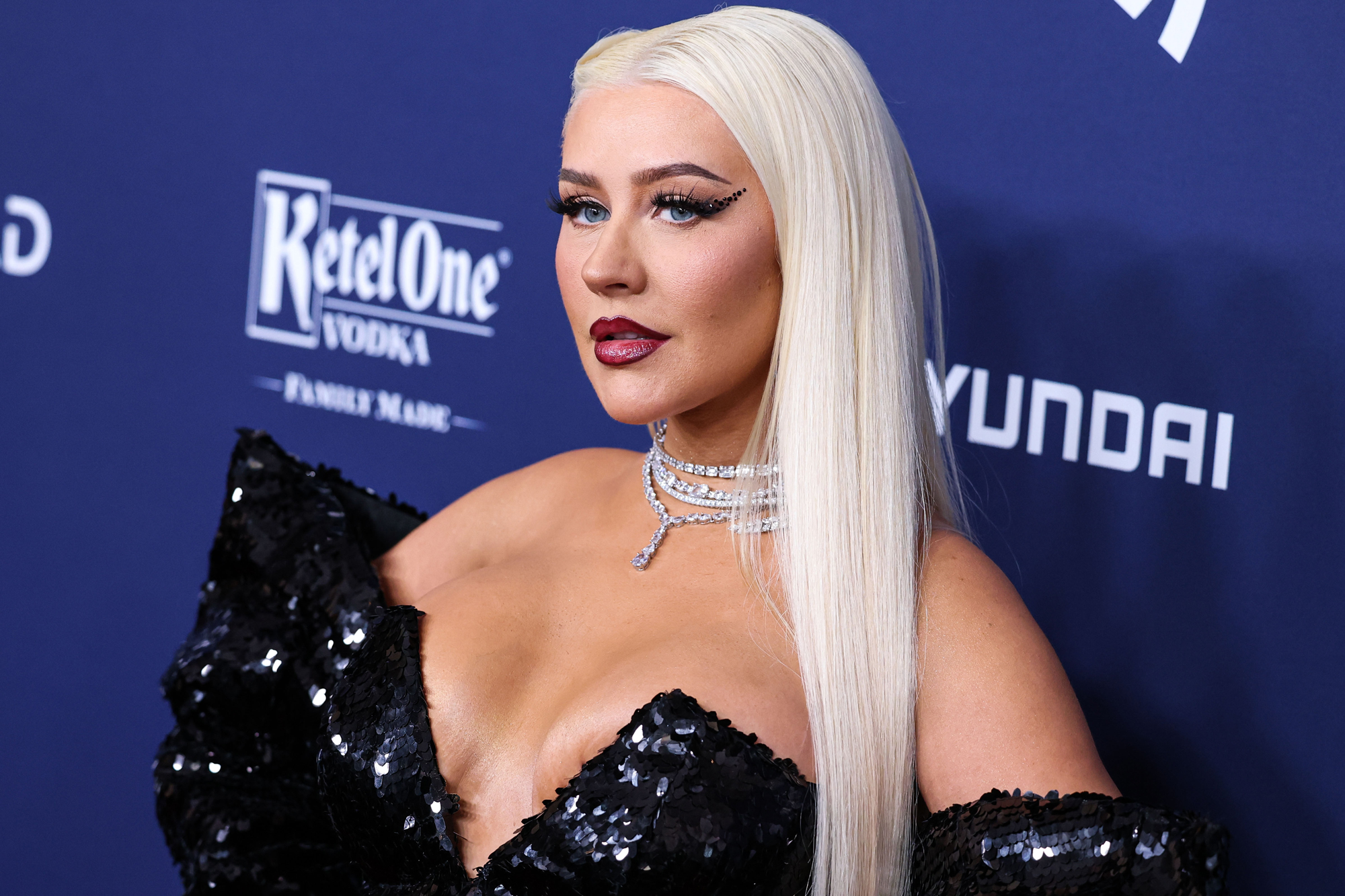 Christina Aguilera Rocks Vagina-Themed Manicure Theyre Fun Adult Picture