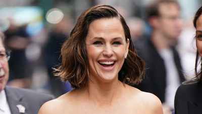 Jennifer Garner Takes New Bob Out on the Town