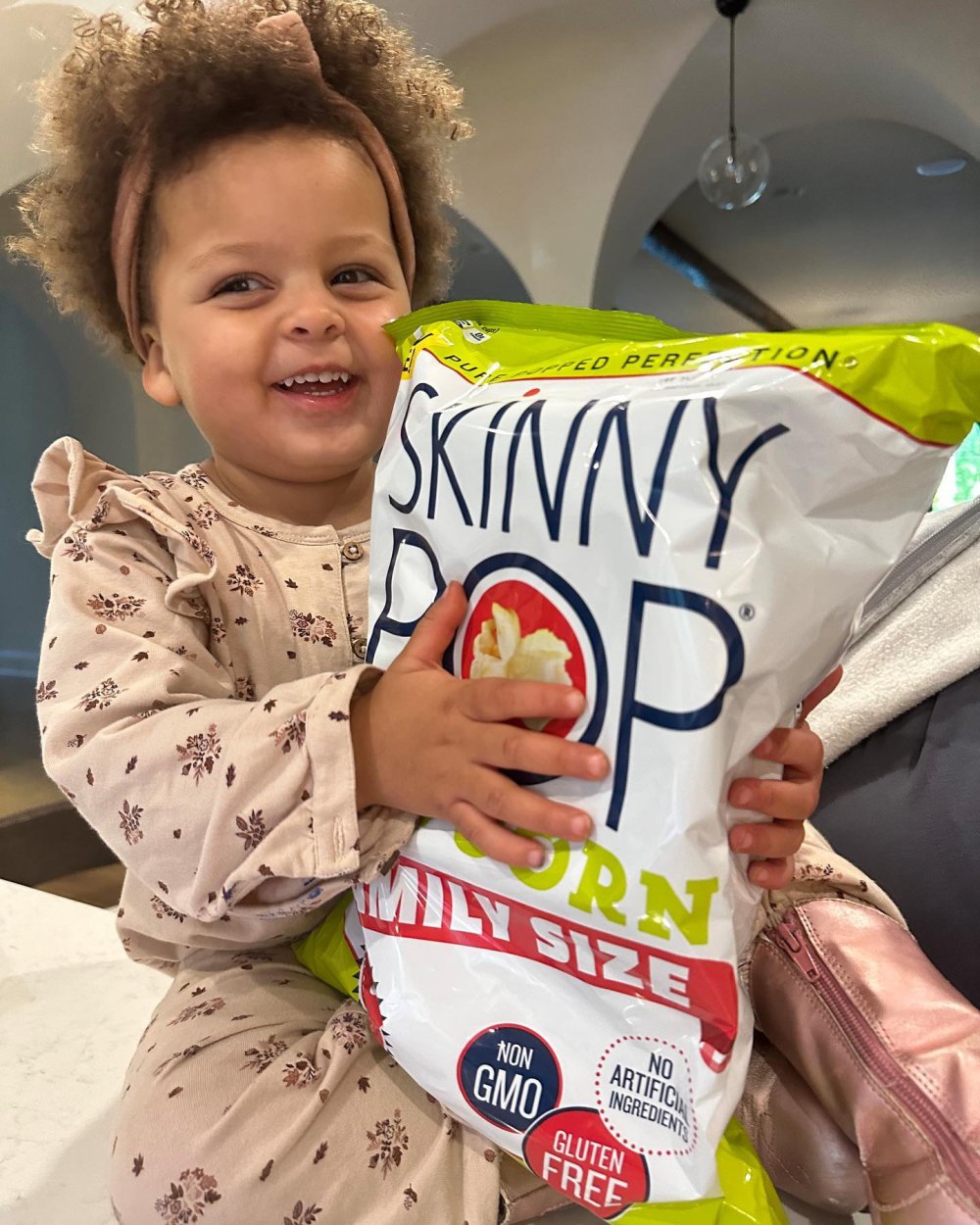 Jessie James Decker’s Sister Sydney Shares Pic of Daughter With Popcorn After United Airlines Drama 2