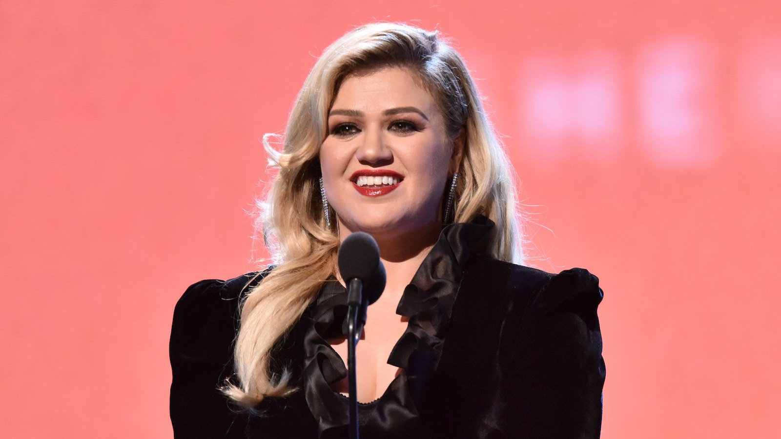 Kelly Clarkson Reveals Her Secret to Not Crying When She Performs