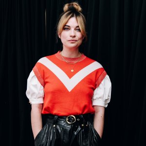 Annie Murphy: 25 Things You Don’t Know About Me (‘I Keep My Emmy on My Bar Cart’)