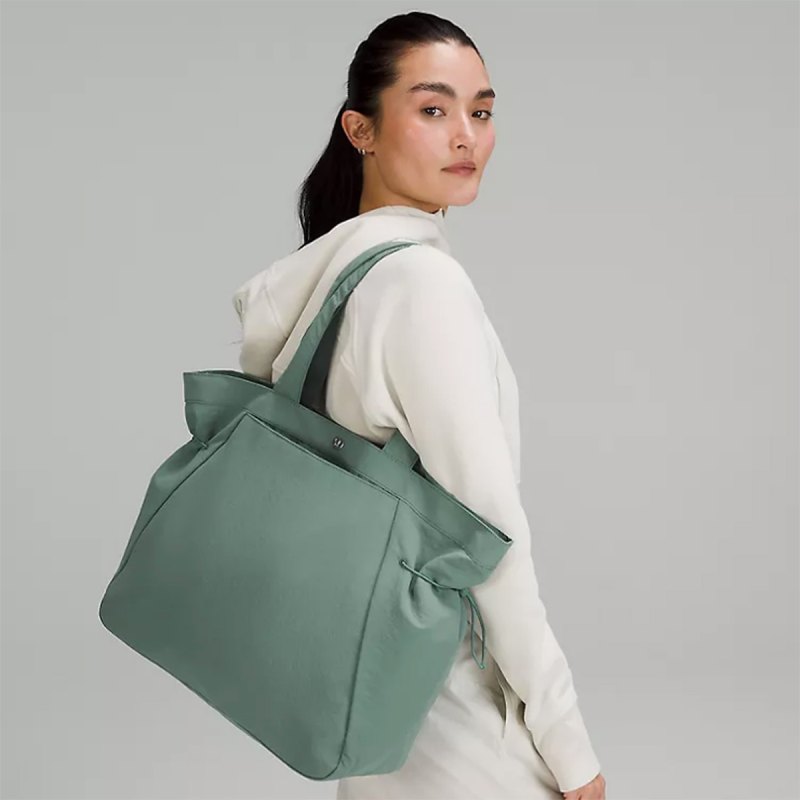 mothers-day-gift-guide-2023-lululemon-tote