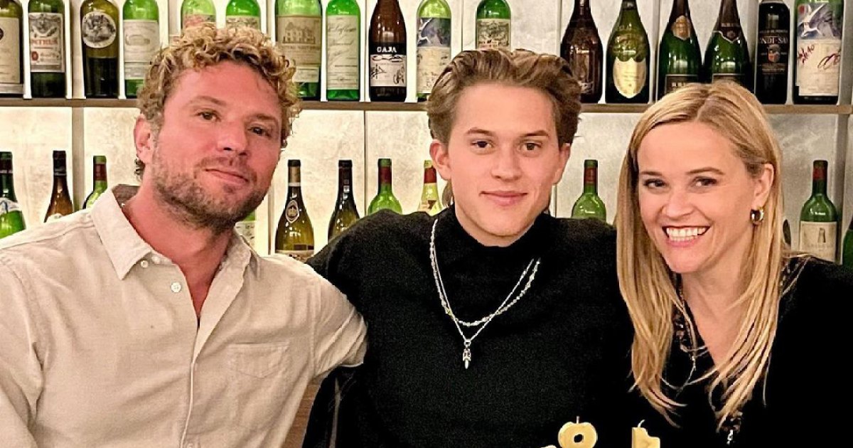 Reese Witherspoon Ryan Phillippe Reunite For Son Deacon Usweekly 