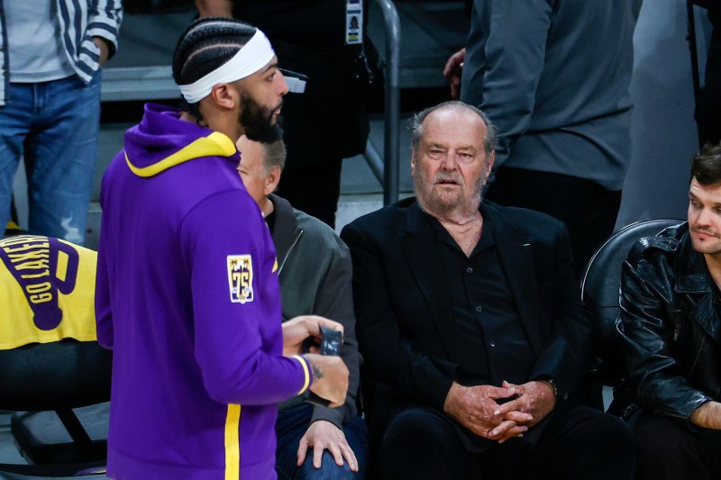 Jack NicholsonVMakes Rare Public Appearance at Lakers Game 5