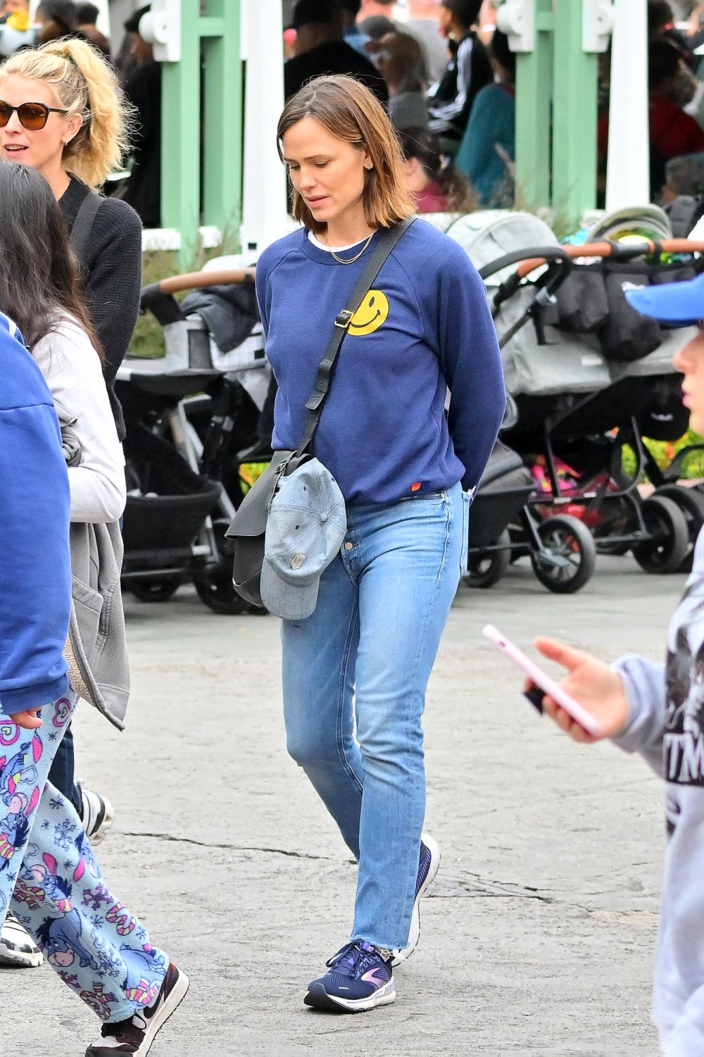 Jennifer-Garner-takes-Seraphina-and-Jennifer-Lopez-s-daughter-Emme-out-to-the-happiest-place-on-earth--Disneyland-165