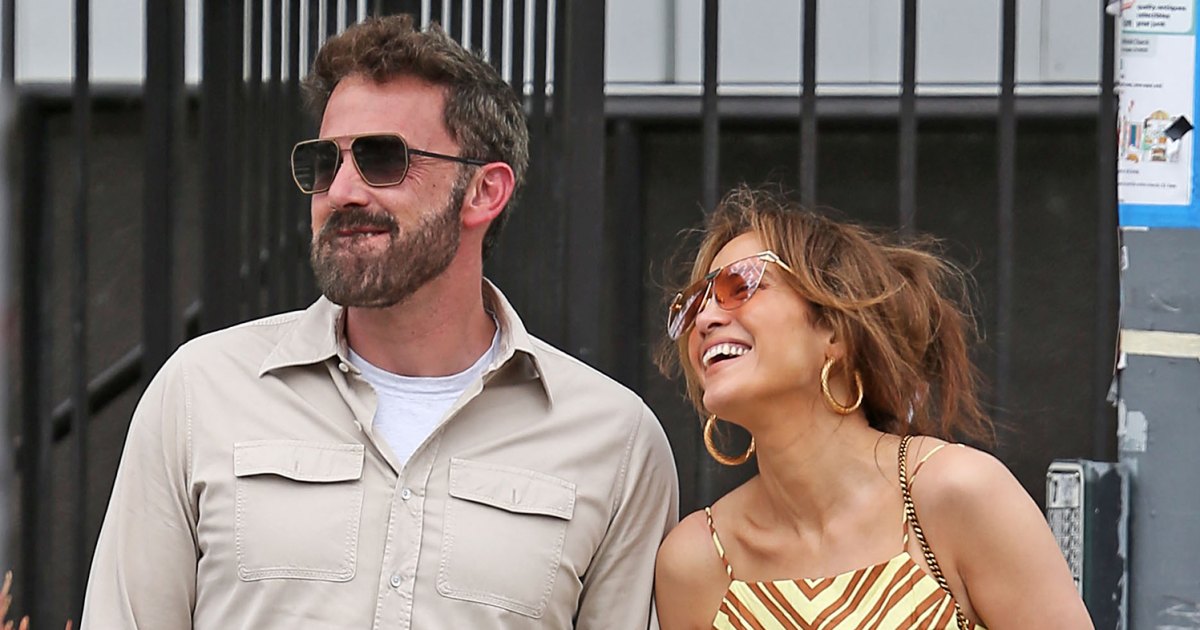 Jennifer Lopez and Ben Affleck Share a Sweet Kiss While on Los Angeles Shopping Date