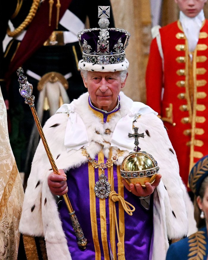Kral-Charles-III-1.-Resmi-Portrede-Taç Giyme Töreninden Beri--Gönderiyor--İçten--Destekçilere-Teşekkürler-163