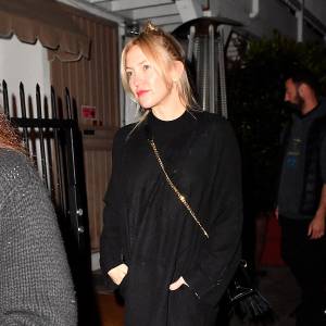 kate-hudson-black-dress