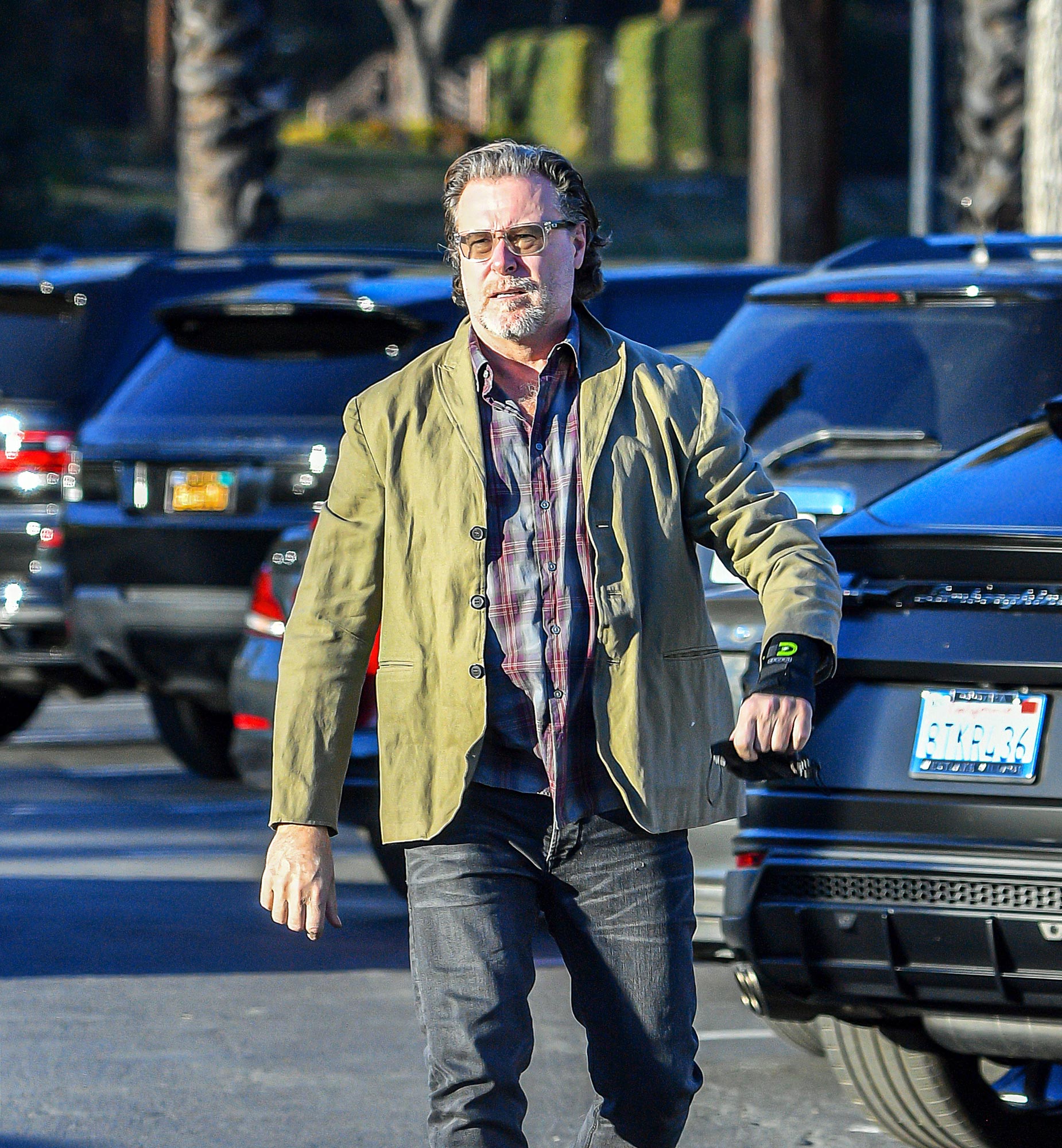 Dean-McDermott-Spotted-With-Moving-Boxes-Amid-Tori-Spelling-Drama-607