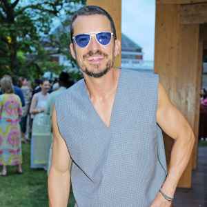Feature Orlando Bloom Looks Hunky in Gray