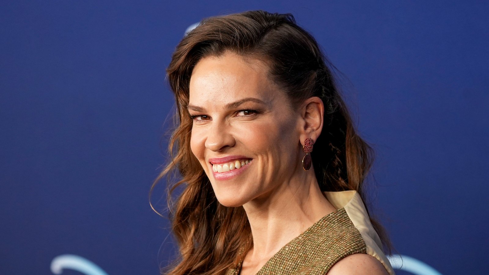 Hilary-Swank-Has-Been-Transformed-by-Motherhood-After-Welcoming-Twins-Ecstatic-But-Exhausted.jpg?crop=0px%2C0px%2C2000px%2C1131px&resize=1600%2C900&quality=86&strip=all