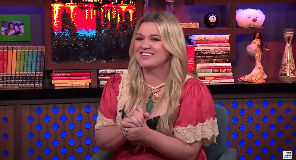 Kelly Clarkson Denies Carrie Underwood Feud Rumors 2