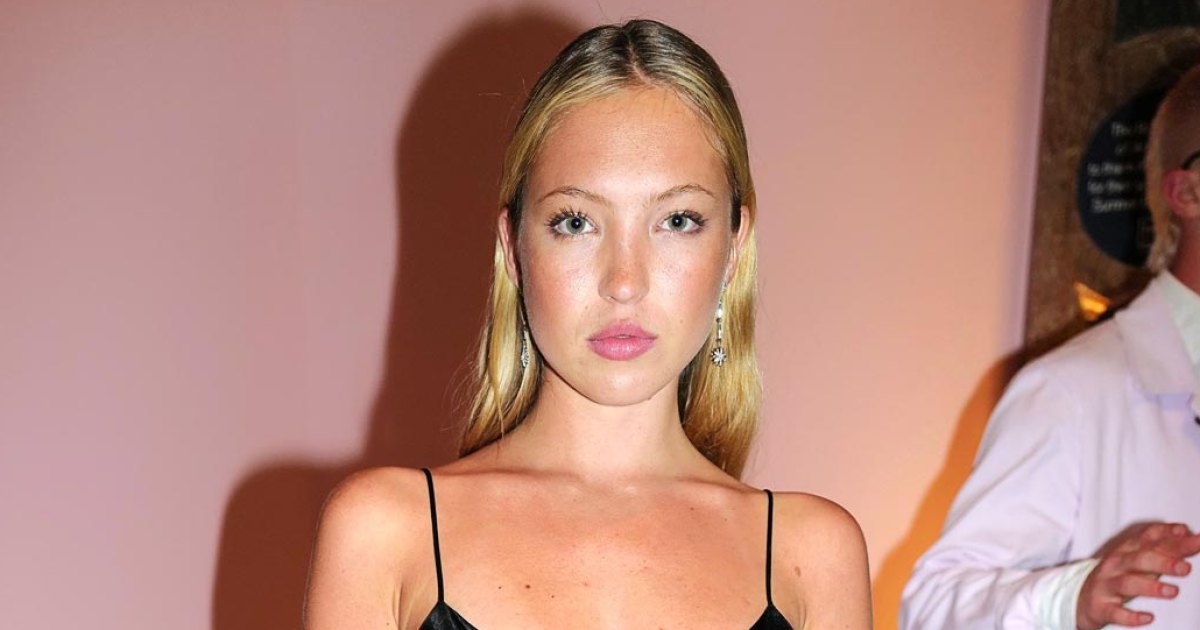 Lila Moss Channels Mom Kate Moss in ’90s-Style Dress: Photo