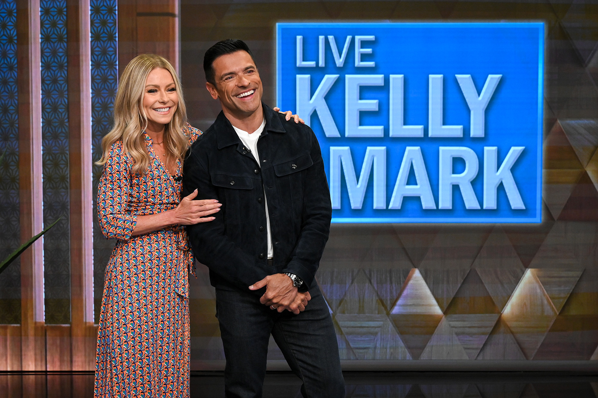 Mark Consuelos Reveals Whether Hes Hornier Than Wife Kelly Ripa picture pic