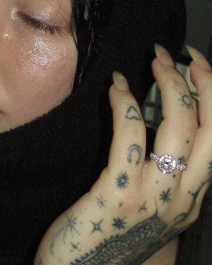 Noah Cyrus ve Erkek Arkadaşı Pinkus, Aşklarıyla Halka Açıldıktan 2 Ay Sonra Nişanlandılar 276