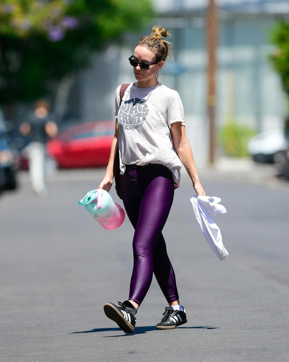 Olivia-Wilde-Raises-Eyebrows-While-Seemingly-Wearing-Harry-Styles--T-Shirt-7-Months-After-Their-Split-625