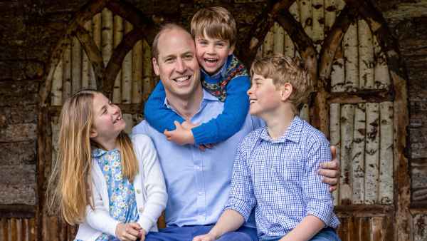 Prince William Poses With George, Charlotte, Louis for Father's Day Photo