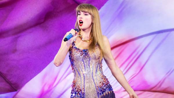Taylor Swift Swallows a Bug Onstage