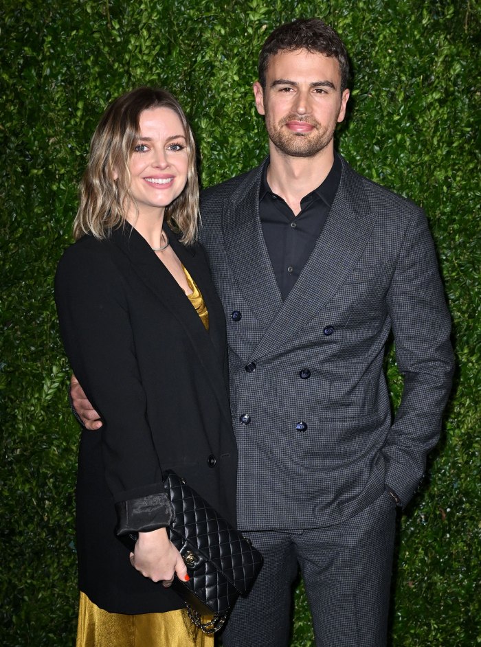 Theo James'in Karısı Ruth Kearney Hamile, Çiftin İkinci Çocuğunu Bekliyor: 'Çılgınca Heyecanlılar'