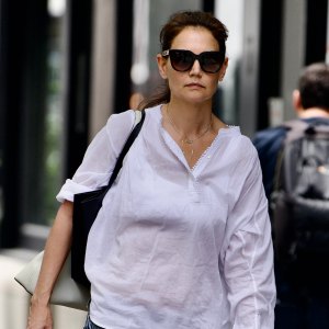 katie-holmes-lightweight-top