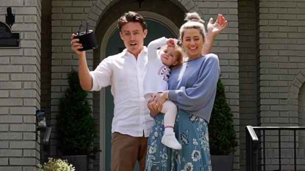 Pregnant 'Bachelor' Alum Lesley Murphy Uses Drone to Reveal Sex of Baby