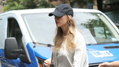 taylor-swift-striped-shirt