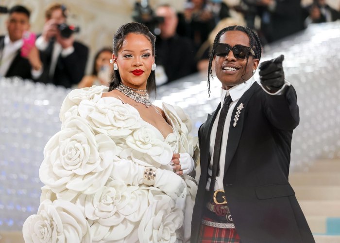 ASAP Rocky, Rolling Loud Festivali Performansı 255 Sırasında Travis Scott'a Rihanna İlişkisi Konusunda Alay Ediyor