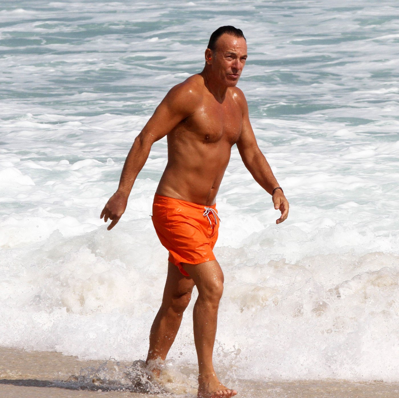 Bruce Springsteen Shows Off Toned Beach Body, Celebrates 64th Birthday ...