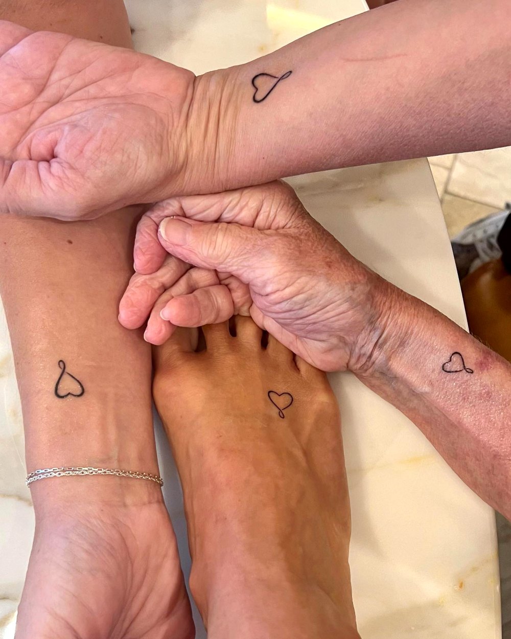 Carrie Underwood Gets Matching Tattoos With Mom and Sisters in Las Vegas: See Photos