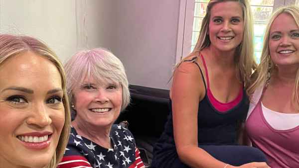 Carrie Underwood Gets Matching Tattoos With Mom and Sisters in Las Vegas: See Photos
