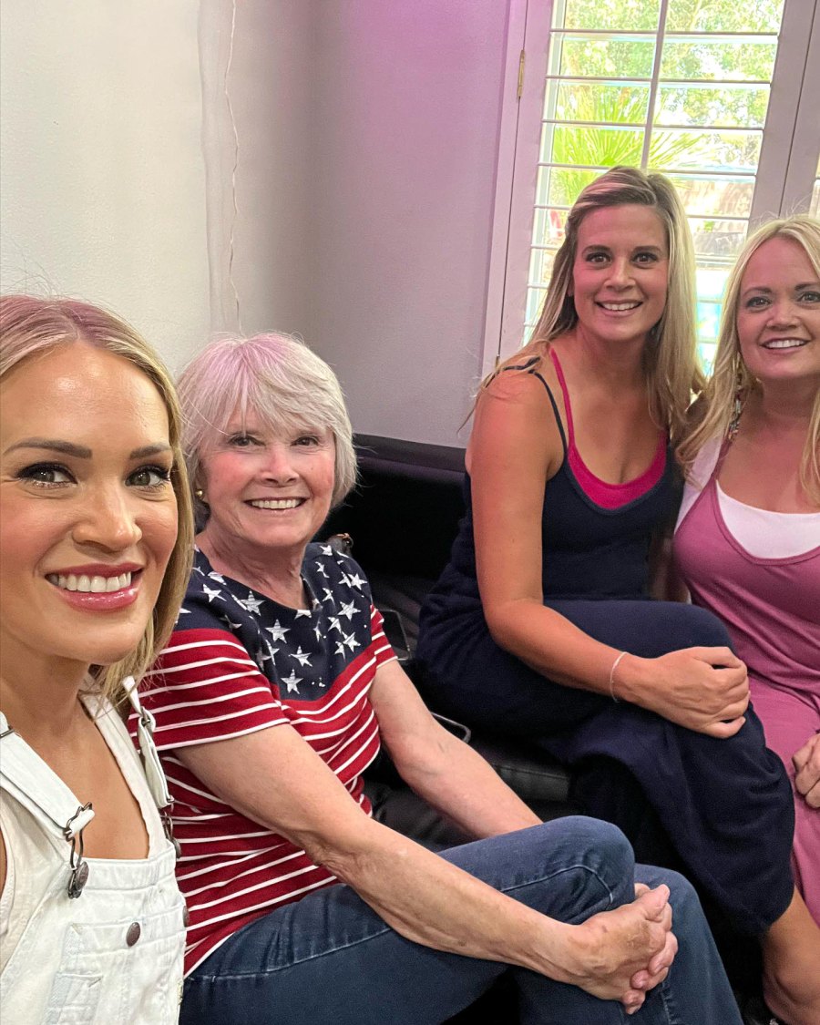 Carrie Underwood Gets Matching Tattoos With Mom and Sisters in Las Vegas: See Photos