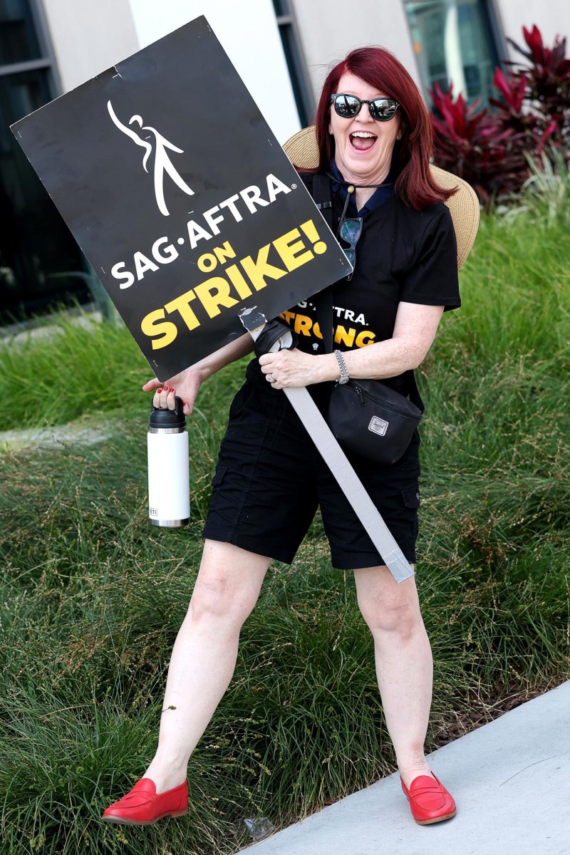 Celebrities Who ve Joined the SAG-AFTRA Strike Picket Lines 396 Kate Flannery
